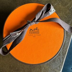 Hermes - authentic silk Ceintures et Liens shawl scarf. Never worn! Stunning!